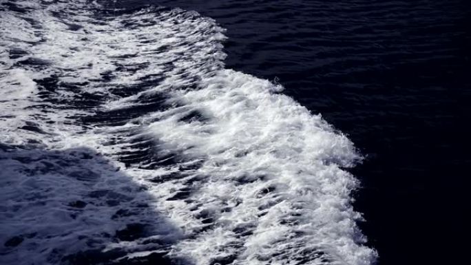 船只在巡航时在海上造成泡沫。