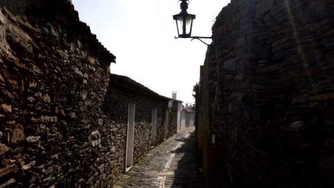 葡萄牙阿连特茹有石屋的蒙萨拉斯村街
