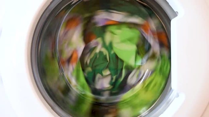 洗衣机上的特写镜头，衣服干净多彩