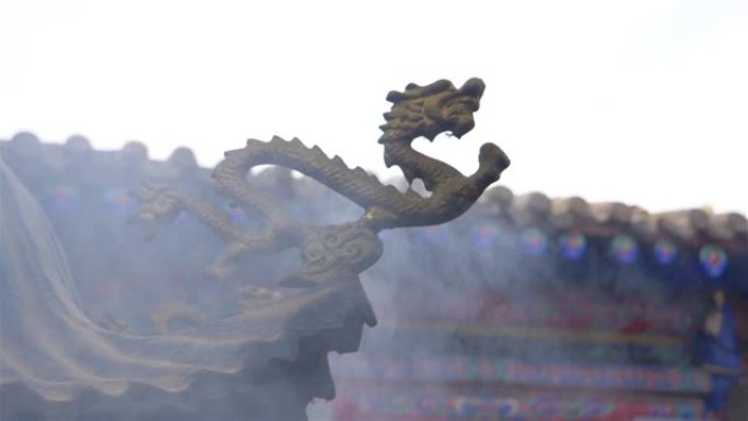 中国青海西宁南山庙的空中雾状熏香和龙雕。
