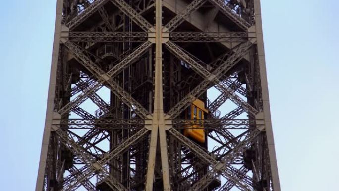 巴黎埃菲尔铁塔中的步行游客。受欢迎的欧洲旅游城市和蜜月目的地。法国著名地标。
