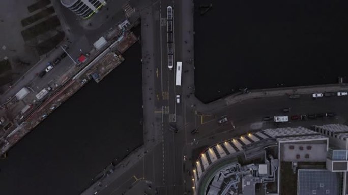 空中: 柏林桥和河流的美丽俯视图，有轨电车在交通中穿越 [4K]
