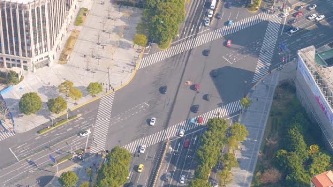 浦东陆家嘴交通的高角度视图，汽车，公共汽车和人行横道，4k镜头，延时或快速运动视频。