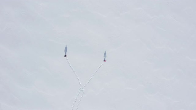 一对夫妇冬季在户外穿雪鞋的航拍视频