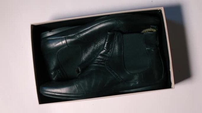 黑色男士皮鞋在盒子里。