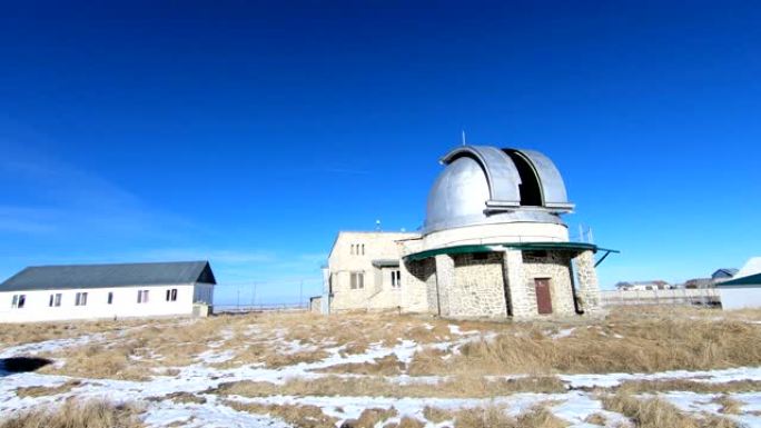 太阳天文台的延时。冬季白天日冕天文望远镜穹顶的旋转