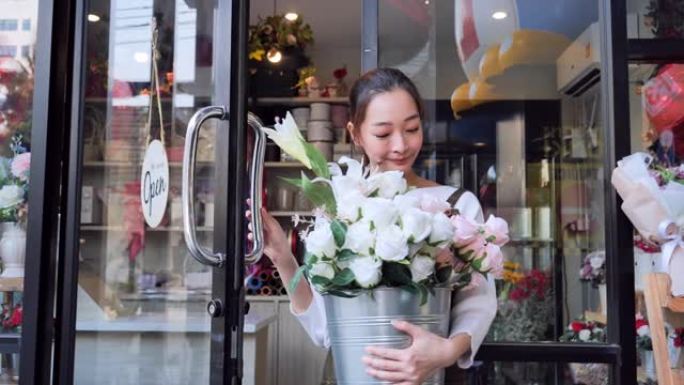 亚洲女性花店开店老板欢迎前来买花的顾客，一个拥有专业花店的日本女性，都市花店，小型经营概念，