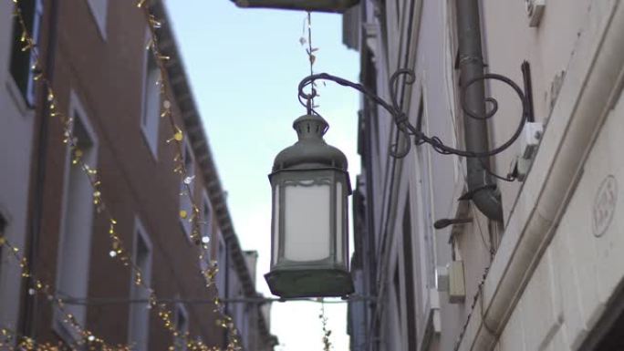 悬挂在威尼斯建筑物上的枝形吊灯
