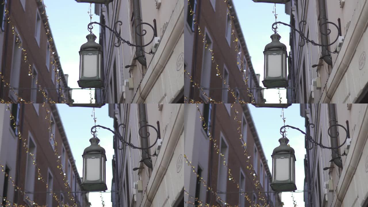 悬挂在威尼斯建筑物上的枝形吊灯