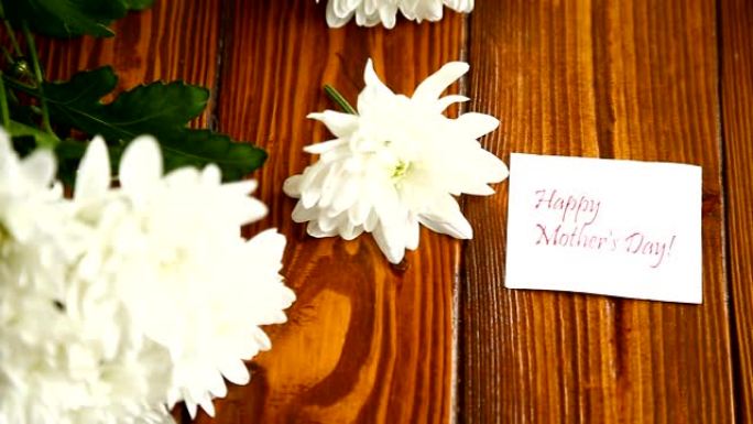 木桌上的一束白色菊花