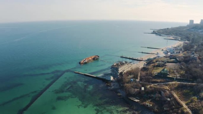 油轮在黑海沿岸坠毁。乌克兰敖德萨海滩上的生态灾难。船搁浅了。海上环境污染。鸟瞰图