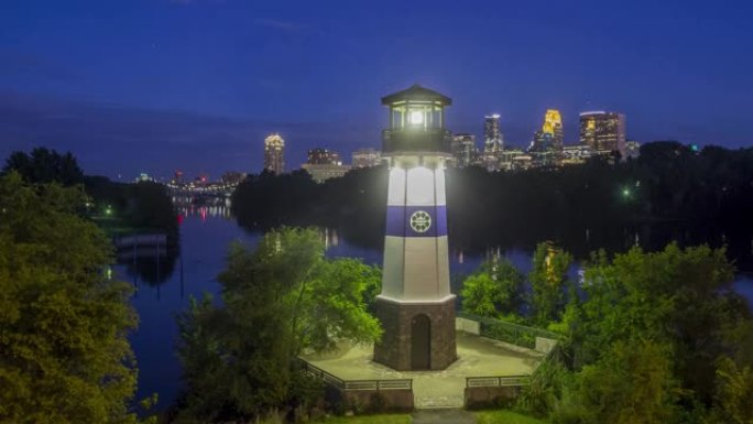 夏季傍晚，明尼阿波利斯密西西比河上的Boom Island灯塔的延时
