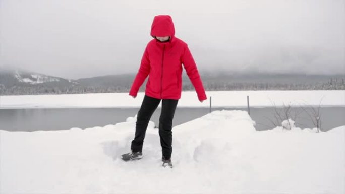 女人在朱砂湖玩雪