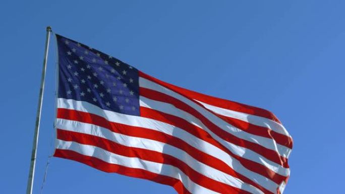 以蓝天为背景的美国国旗