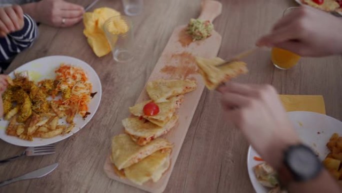 男人吃猪肉鸡鸡肉饭都吃家庭午餐