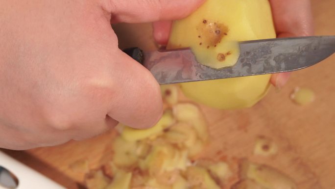 小刀挖发芽土豆马铃薯芽点 (1)