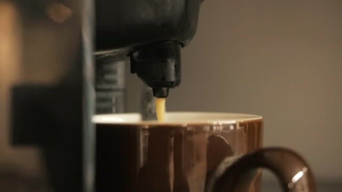Coffee pours into a cup of coffee机器