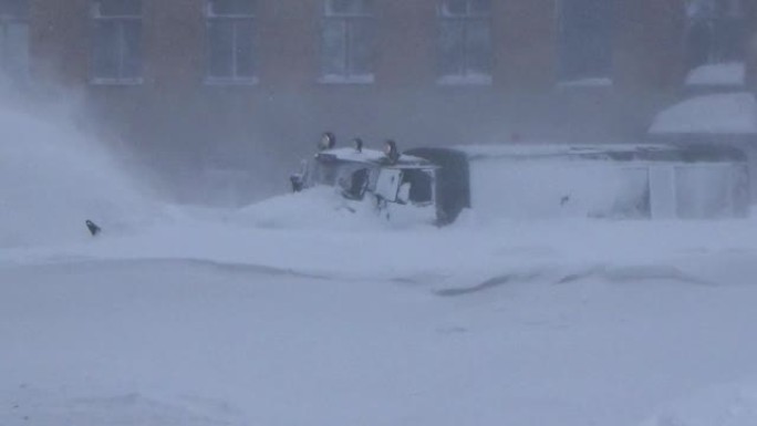 卡车被雪扫过大雪雪灾清理积雪