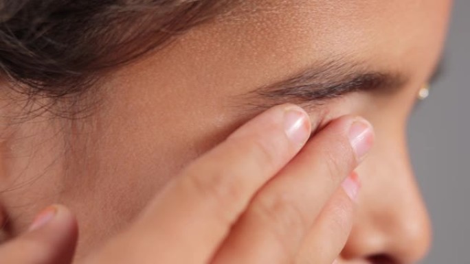 孩子揉眼睛的极端特写-概念显示，以防止和避免触摸你的眼睛。防止新型冠状病毒肺炎或冠状病毒感染或爆发-
