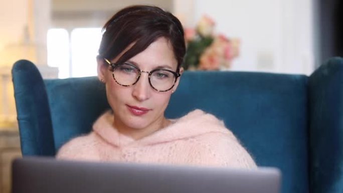 女人在家使用笔记本电脑