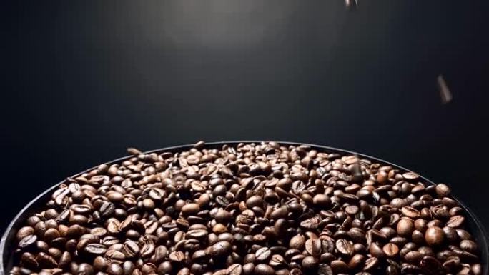 咖啡豆落下，慢动作。