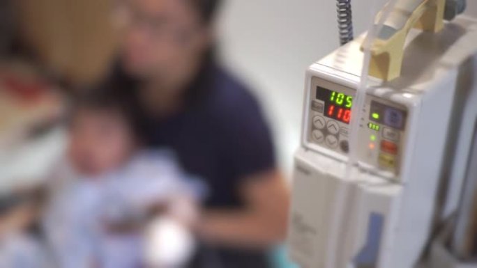 在儿童医院给病人注射静脉滴注时，一个带有液位指示器显示的输液泵特写。