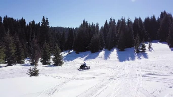 山上的雪地摩托雪地摩托车雪橇车滑雪车