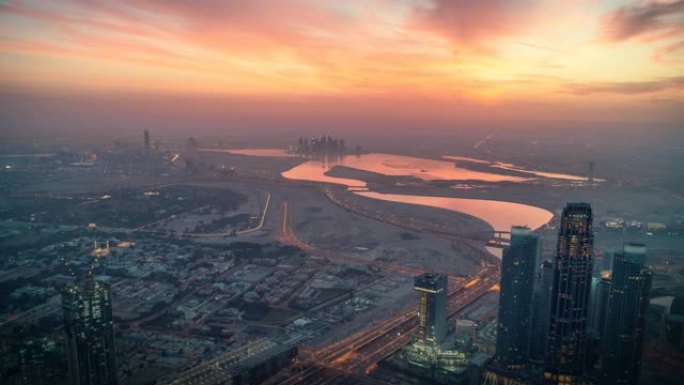 阿联酋日出时的迪拜天际线，日夜变换，建筑物上有早晨的阳光，从上面可以看到全景