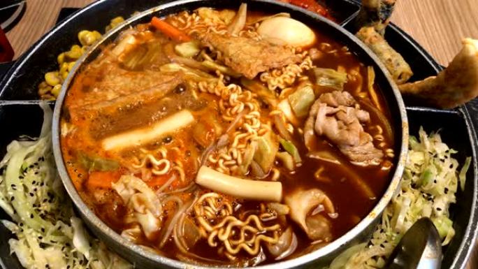 韩国火锅 “budae jjijae” 配黄色面条汤炖汤是韩国融合食品，融合了美式面条