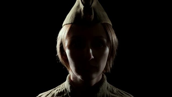 有个女人穿着苏联红军制服在阴影里的视频