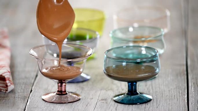制作巧克力泡沫甜点in a glass。