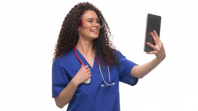 年轻的女医生使用数字平板电脑在白色背景上进行视频通话，慢动作