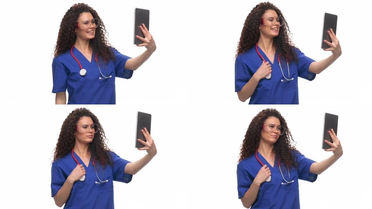 年轻的女医生使用数字平板电脑在白色背景上进行视频通话，慢动作