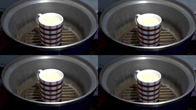 将杯状蛋糕的半成品放入电锅中蒸熟。制作纸杯蛋糕的准备工作。