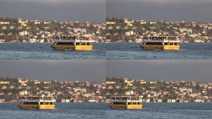 博斯普鲁斯海峡的客船驶向土耳其伊斯坦布尔7月15日烈士桥