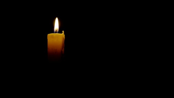 蜡烛在黑暗中燃烧，特写