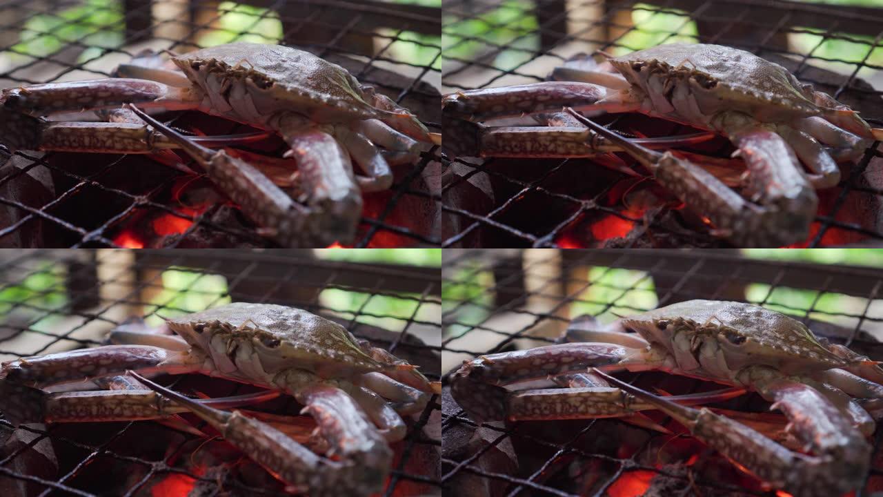 花蟹在传统的炉子上烧烤。美味的泰国海鲜菜单。泰国街头美食菜单。燃烧木炭，下面有热火焰。热门菜单，适合