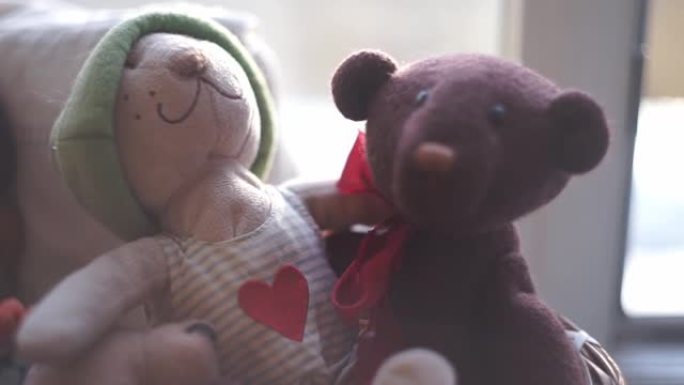 两只玩具熊坐在拥抱中