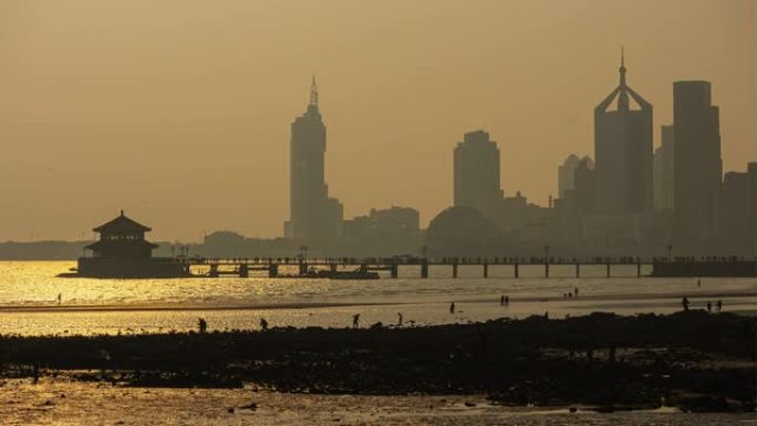 日落时间青岛城市景观著名海滩地段潮汐码头延时全景4k中国