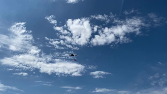 2020年5月7日-白俄罗斯，明斯克-军用直升机在天空中飞行，在冠状病毒大流行期间排练5月9日胜利日