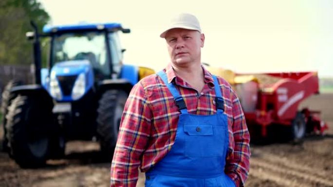 农民或农艺师的肖像，穿着红色格子衬衫，背景是拖拉机，农业机械。现代农业、农业。温暖的晴天