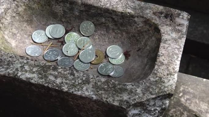 日本神社日元硬币捐赠石盒。