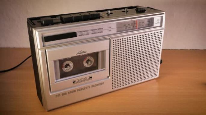 盒式磁带录音机收音机播放歌曲