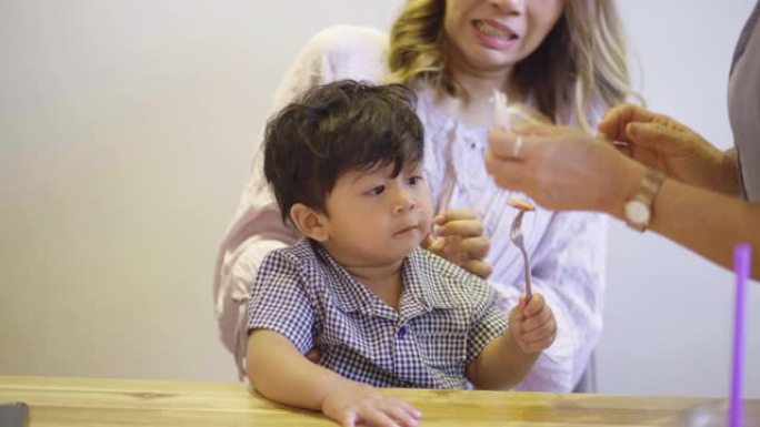 孕妇给儿子吃零食可爱喂食