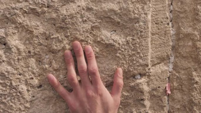 耶路撒冷西墙裂缝中的笔记镜头。以色列
