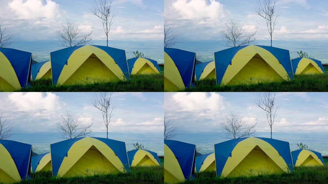 帐篷群高高在山上。