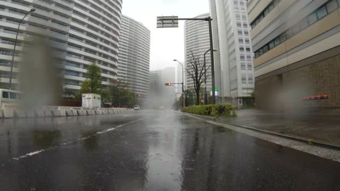 驾车穿越多雨的城市/后视图