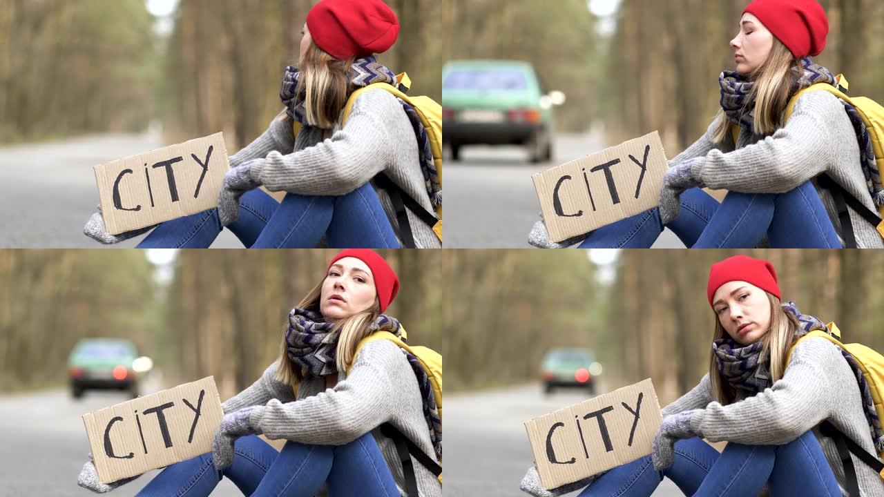 女孩搭便车坐在木头空旷的道路上，海报城市，汽车不停