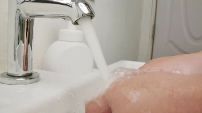 一男子手用水洗手卫生预防电晕病毒疫情新型冠状病毒肺炎