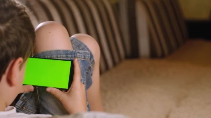 孩子用绿屏翻遍手机上的照片。